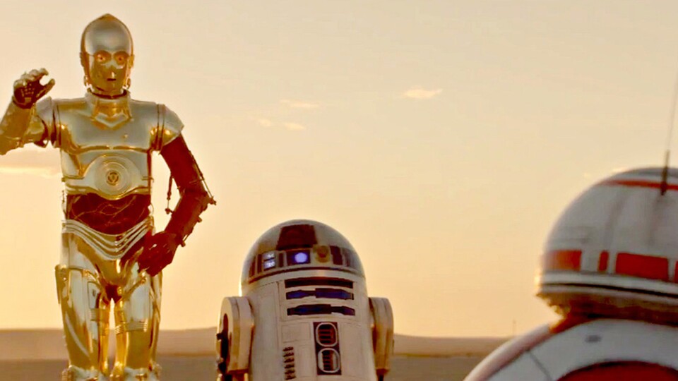 Die Fanlieblinge R2-D2 und C-3PO lernen BB-8 in Episode 7: Das Erwachen der Macht kennen.