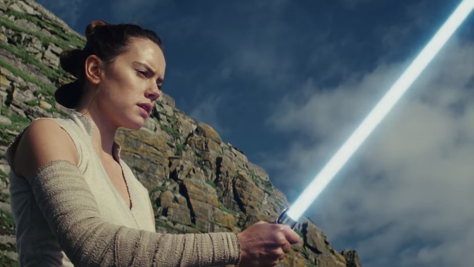 Star Wars 8 knüpft exakt da an, wo der Vorgänger aufhörte: Mit Reys Ankunft bei Luke.