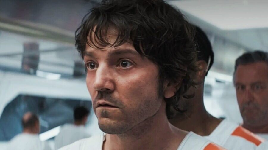 Cassian Andor (Diego Luna) braucht gar nicht so zu tun, als wäre er vor Rogue One nie in einer Gefängniszelle gesessen. Bildquelle: DisneyLucasfilm