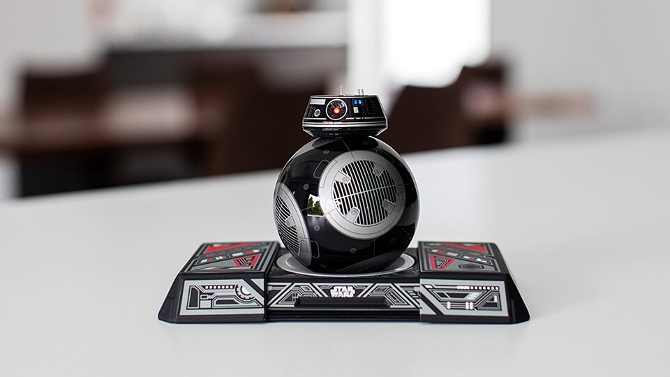 Der neue Droide BB-9e ist schwarz und böse, denn er gehört der First Order.