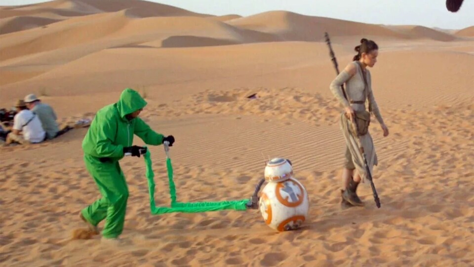 In diesem Schnappschuss von hinter Kamera seht ihr, wie ein Mensch BB-8 steuert. (Bildquelle: Disney)