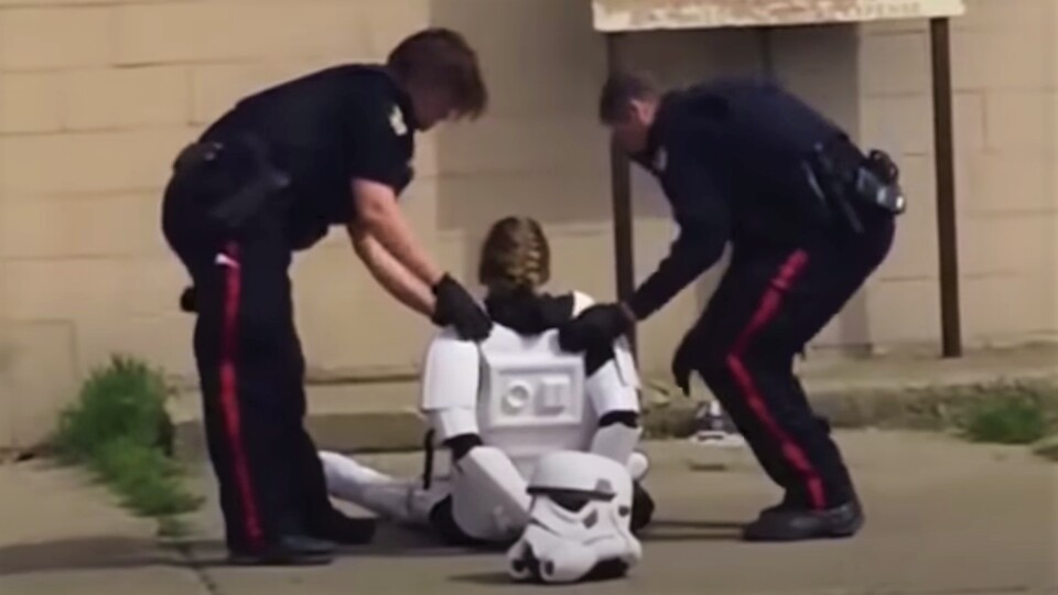 Polizisten fixieren die als Sturmtrupplerin verkleidete Restaurantangestellte. (Bildquelle: Youtube - Freedom Media Canada)