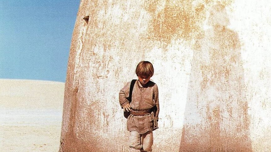 Auf dem offiziellen Poster zu Episode 1 - Die dunkle Bedrohung wird ebenfalls die düstere Zukunft von Anakin Skywalker im Star-Wars-Universum angeteast. Bildquelle: DisneyLucasfilm