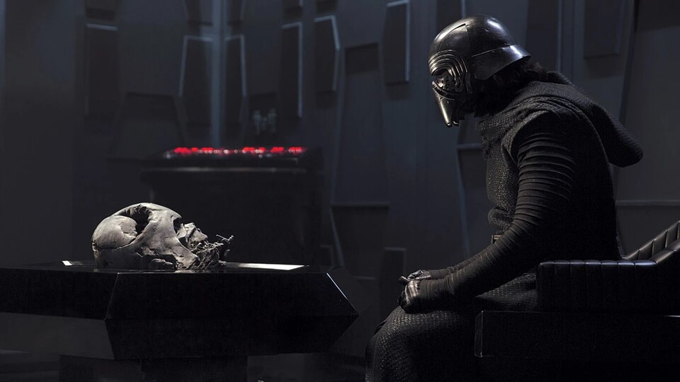 Kylo Ren (Adam Driver) wurde in Episode als Vader-Fanboy etabliert. Wie genau der Nachfahre von Anakin Skywalker an den Helm des Sith-Lords kam, wurde in den Filmen nie geklärt. Bildquelle: DisneyLucasfilm