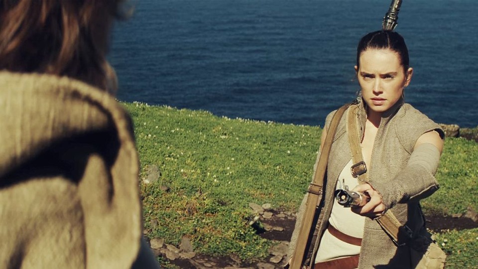Mit dem Ende von Episode 7 geht es direkt in Episode 8 weiter: Rey übergibt Luke sein Lichtschwert.
