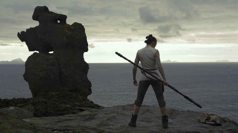 Rey setzt ihre Ausbildung zum Jedi in Episode 9 fort. Wie es ihr dabei ergangen ist, sehen wir im Dezember 2019 im großen Finale der Skywalker-Saga.