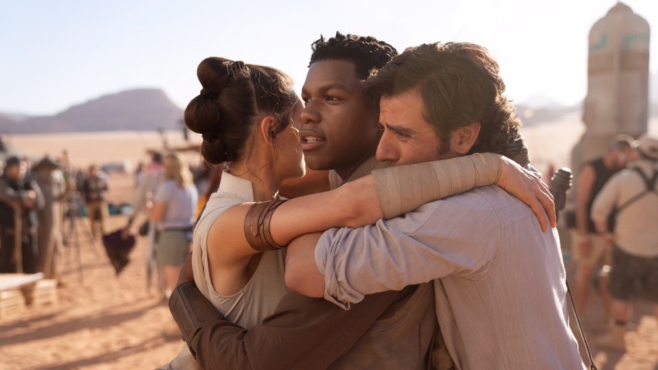 Das erste Foto zu Star Wars: Episode 9 mit Daisy Ridley (Rey), John Boyega (Finn) und Poe Dameron (Oscar Isaac).