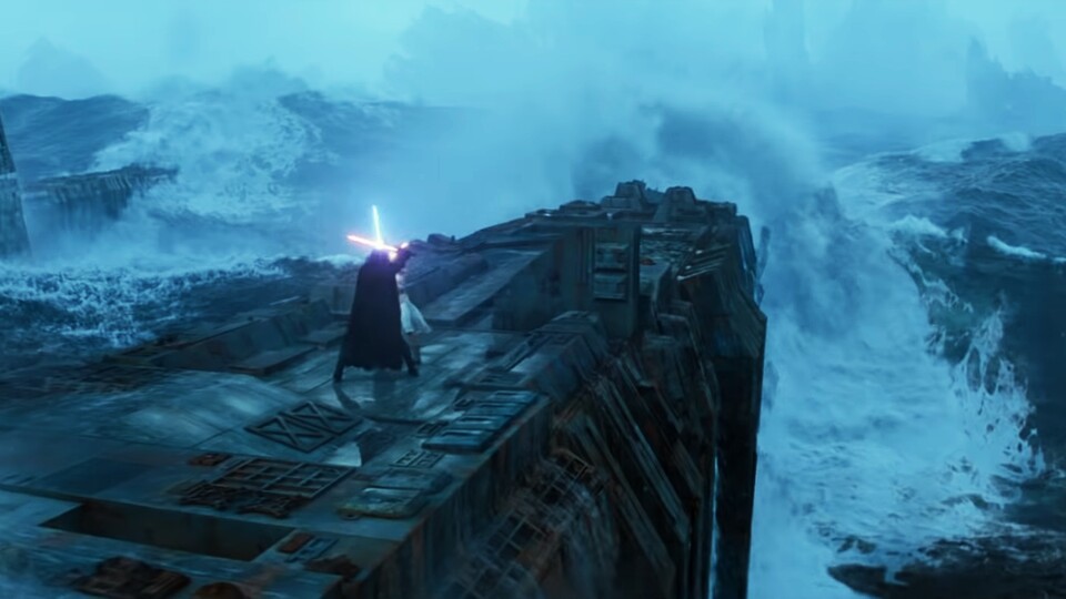 Rey und Kylo Ren duellieren sich scheinbar auf dem Wrack eines alten Todessterns.