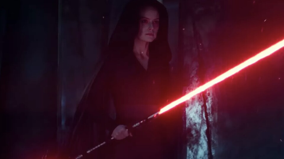 In den Kinofilmen des Star-Wars-Universums ist Rey (Daisy Ridley) nach Darth Maul (Ray Park) erst die zweite Person, die ein Doppelklingen-Lichtschwert trägt ... sofern das auf dem Bild überhaupt die &quot;echte&quot; Rey ist.