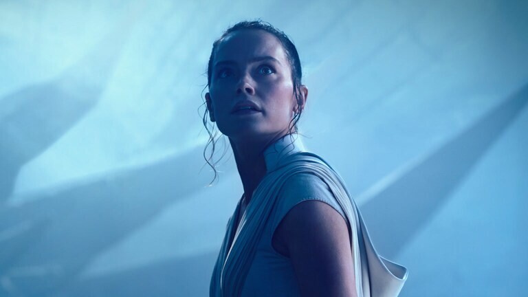 In Star Wars: Episode 9 - Der Aufstieg Skywalkers nutzte Rey (Daisy Ridley) die Macht, um Kylo Ren (Adam Driver) zu heilen. Später erwiderte er diesen Gefallen und gab dafür sogar sein Leben. Bildquelle: DisneyLucasfilm