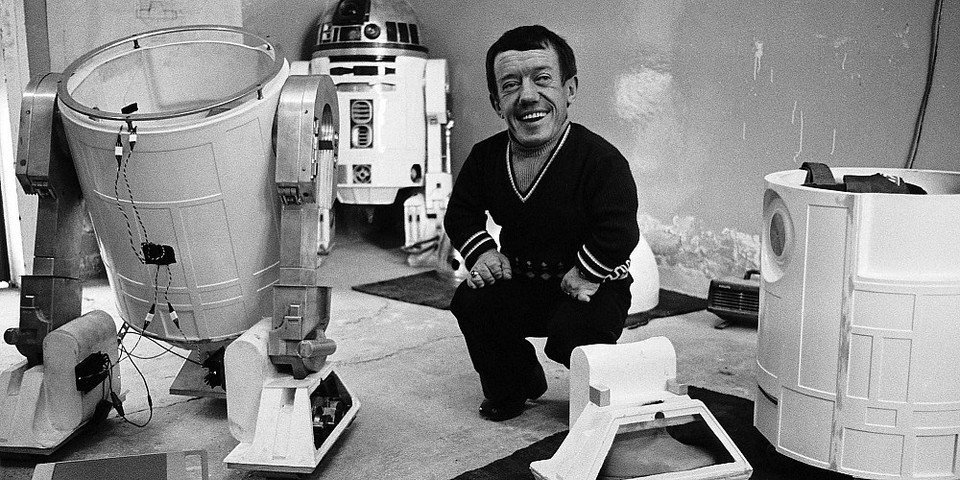 Kenny Baker war R2-D2 in allen Star-Wars-Filmen bis zum Ende der Prequel-Trilogie. Er ist im Alter von 81 Jahren nach langer Krankheit verstorben.