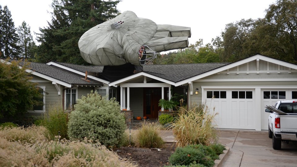 Star-Wars-Fans bauen einen riesigen Millennium Falken als Dekoration für ihr Haus nach.