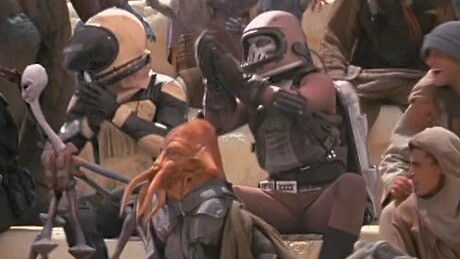 In Episode 1 hat Rum Sleg (der rechte in rot) sichtlich Spaß am Boonta-Eve-Classic. Bildquelle: DisneyLucasfilm