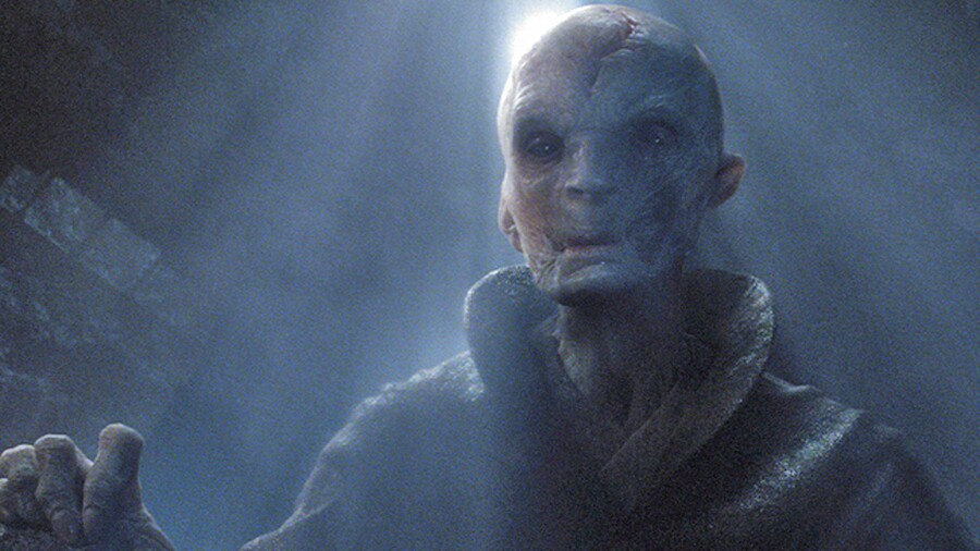 In Star Wars: Episode 7 war Supreme Leader Snoke noch als Hologramm zu sehen, in Die letzten Jedi tritt er erstmals als Person auf.