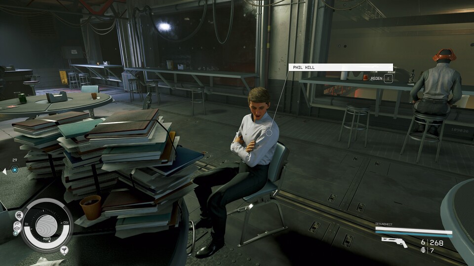 Phil Hill sitzt ganz allein vor einem riesigen Stapel Akten. Im Gegensatz zu Preston Garvey erledigt er seine Aufgaben eben selbst.