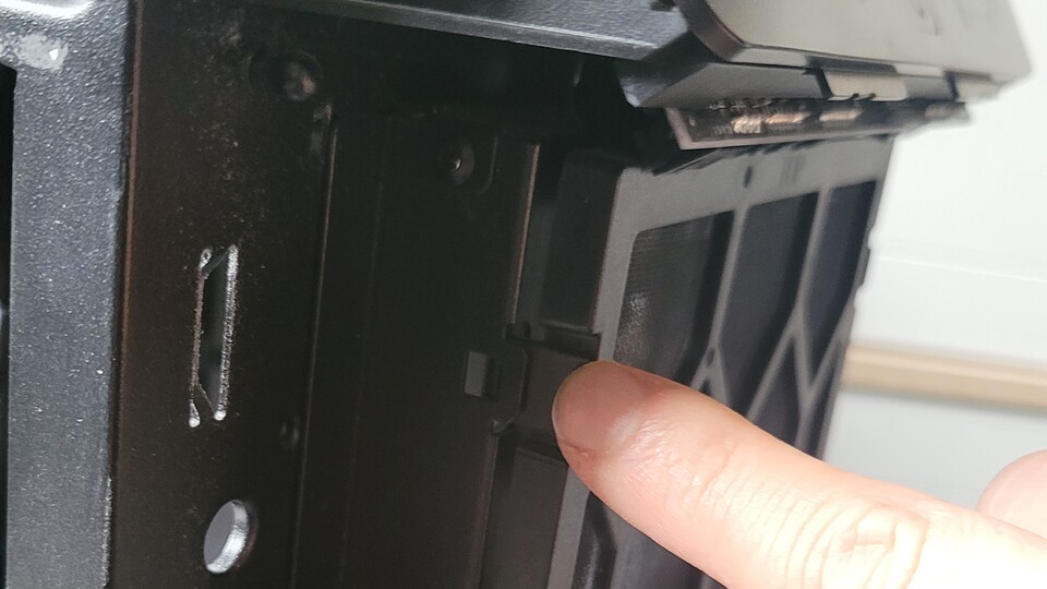 Ein leichter Druck reicht, und der Staubfilter lässt sich einfach zum Reinigen entfernen.