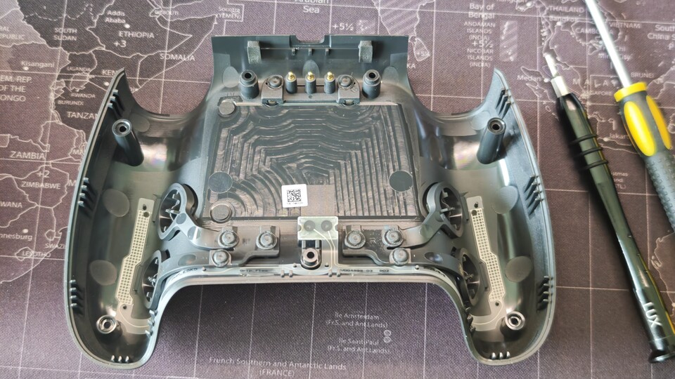 Die Rückseite kann ganz einfach abgenommen werden, sobald ihr die Schrauben gelöst habt. Es ist kein Öffungswerkzeug notwendig. (Bildquelle: Duy Linh DinhGameStar Tech)