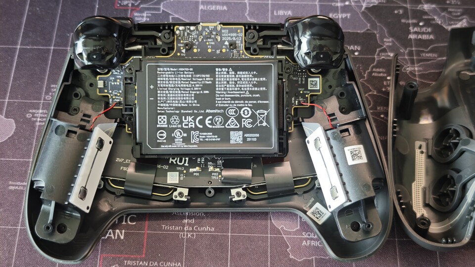 Der Controller ist leicht reparierbar. Danke Valve, dass ihr den Akku nicht festgeklebt habt! (Bildquelle: Duy Linh DinhGameStar Tech)