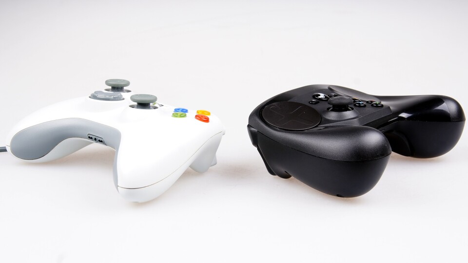 Im Vergleich zum Xbox-360-Controller fällt der Steam Controller etwas größer und schwerer aus. Er liegt aber ähnlich gut in der Hand und lässt sich sowohl mit kleinen als auch großen Händen gut bedienen.