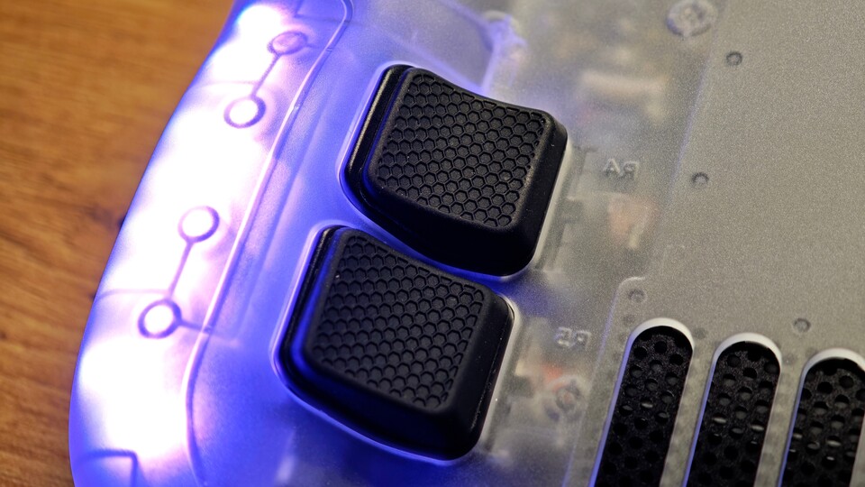 Die erhöhten Tasten haben mir mehr gefallen, als ich zunächst dachte. Sie sind sehr ergonomisch und machen das Betätigen der Rücktasten tatsächlich einfacher. (Bildquelle: Duy Linh DinhGameStar Tech)