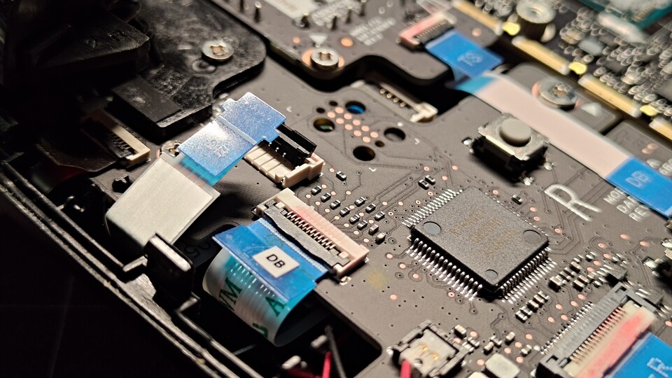 Die Flachbandkabel haben nützliche Laschen und Beschriftungen. Auch die Platinen sind beschriftet.