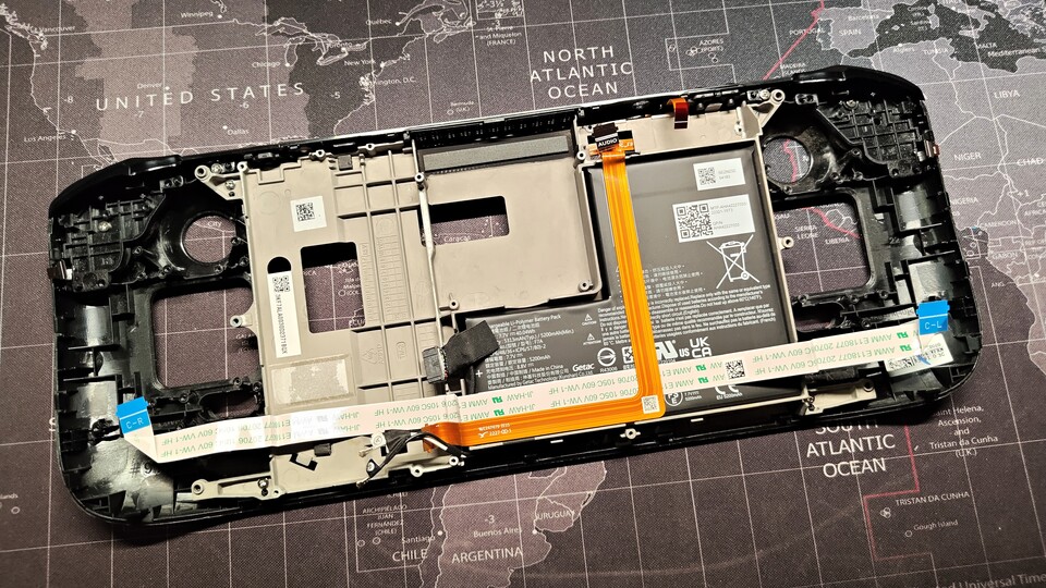 Der Endboss der Steam-Deck-Reparierbarkeit: der verklebte Akku. (Bildquelle: Duy Linh DinhGameStar Tech)