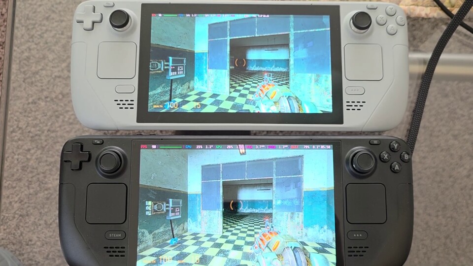 Oben seht ihr das umgebaute LCD-Modell und unten ein Steam Deck OLED im Originalzustand. (Bildquelle: CButters TechYouTube)