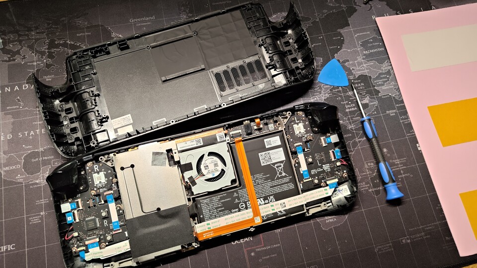 Vergesst nicht eure microSD-Karte zu entfernen, bevor ihr die Rückplatte abnehmt. Sonst teilt ihr sie in zwei Stücke.