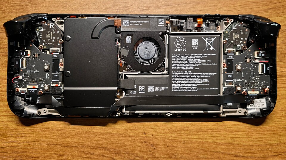 Es kann sinnvoll sein, den Akku von eurem Handheld regelmäßig zu prüfen, ob er aufgebläht ist. (Bildquelle: Duy Linh DinhGameStar Tech)