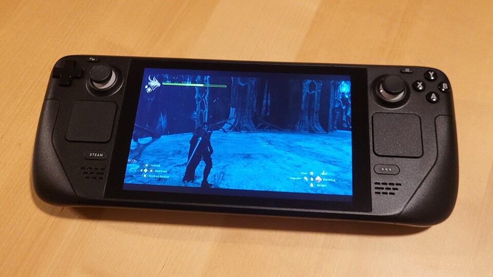 Leider wurde der Bildschirm beim Fotografieren etwas blau. Ob das an der Entspiegelung liegt? Auf jeden Fall sieht FF16 auf dem Bildschirm hervorragend aus.