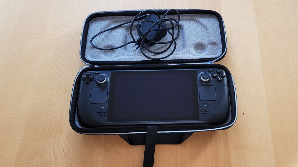 Im Lieferumfang enthalten waren das Steam Deck, eine Tasche und ein Ladekabel.
