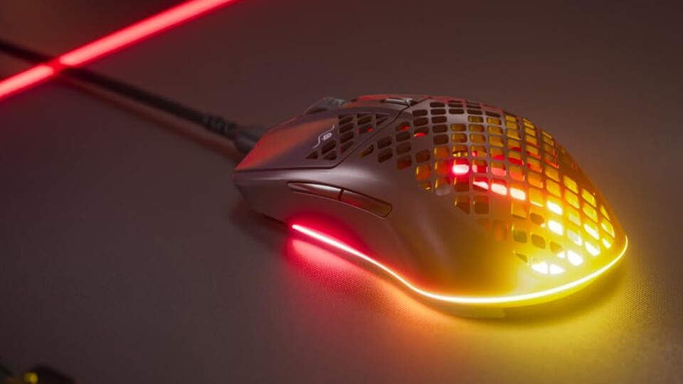 Leuchtfackel ist fast noch untertrieben für die Beleuchtung dieser Gaming-Maus.