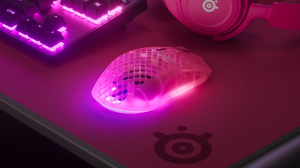 Vor allem nachts macht die Aerox 3 Wireless Gen 2 mit ihrer schicken Beleuchtung optisch einiges her.