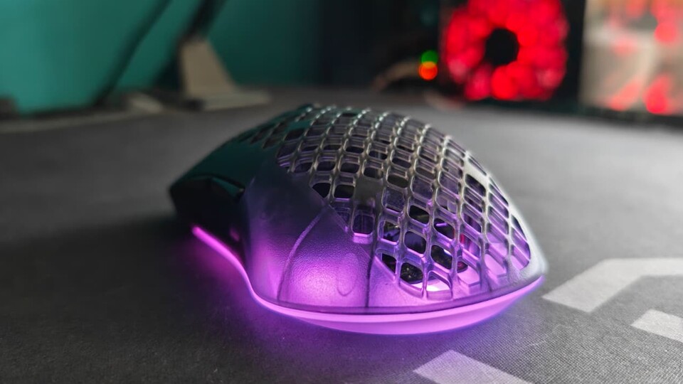 Schwitzige Finger? Fehlanzeige! Mit ihrer luftdurchlässigen Wabenkonstruktion ist die Aerox 3 Wireless Gen 2 die perfekte Maus für den Sommer 2026.