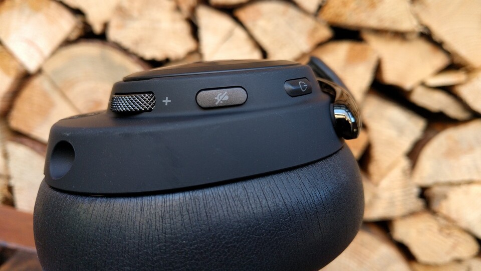 Die Stummtaste kann gut ertastet werden. (Bildquelle: Nele WobkerGameStar Tech)