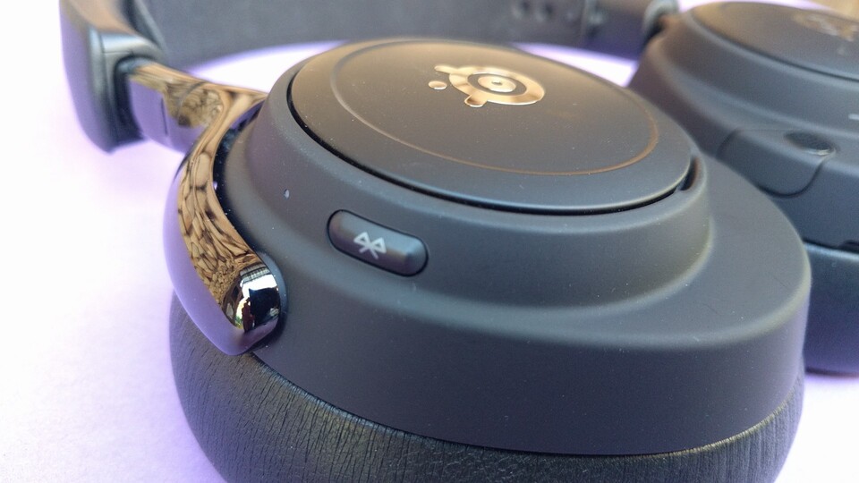 Wer die Basisstation zum Beispiel unterwegs nicht benutzen möchte, kann auf die Bluetooth-Verbindung zurückgreifen. (Bildquelle: Nele WobkerGameStar Tech)