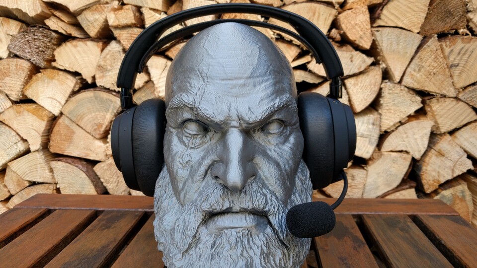 Die Ohrpolster schmiegen sich an jeden Kopf an, zu Beginn ist der Anpressdruck aber noch sehr hoch. Mit der Zeit gibt sich das jedoch. (Bildquelle: Nele WobkerGameStar Tech)