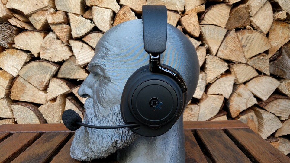 Die Seitenaufhängung sieht ein wenig aus wie Kunststoff in Klavierlackoptik, ist aber tatsächlich aus Metall. (Bildquelle: Nele WobkerGameStar Tech)