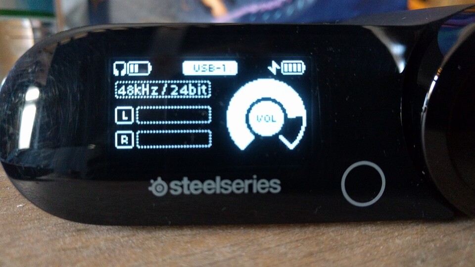 Fantastisch: Hier kann ich bequem die verbleibende Akkulaufzeit, den Verbindungsslot, den Ladestand des Ersatzakkus und die Lautstärke mit Einzeldynamik für Links und Rechts sehen. (Bildquelle: Nele WobkerGameStar Tech)