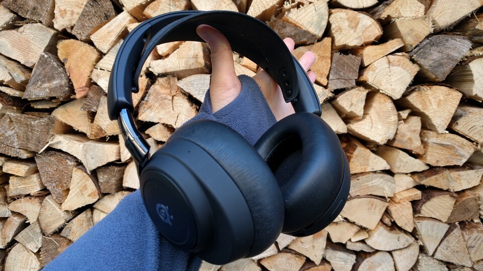 Selbst ohne eingeschaltetes ANC dichtet das SteelSeries Arctis Nova Elite dank dicker Ohrpolster ordentlich ab. (Bildquelle: Nele WobkerGameStar Tech)