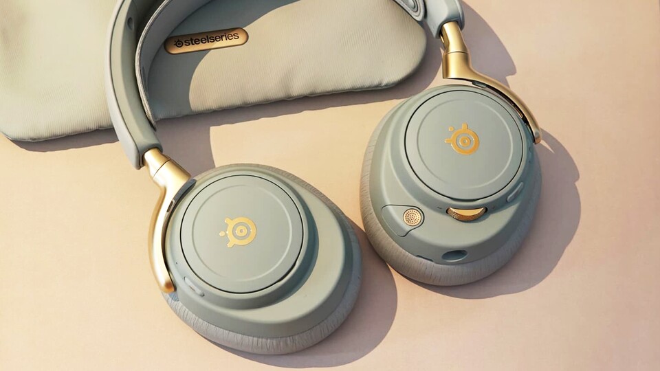 Ich habe das Arctis Nova Elite in der Farbe Sage Gold. Es sieht super edel aus und man fühlt die Qualität direkt.
