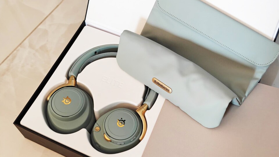 Zu den zwei Akkus, den drei USB-C Kabeln und dem Headset an sich, bekommt ihr noch eine Tragetasche mit dazu. Das Arctis Nova Elite kann man nämlich auch als normale Kopfhörer für unterwegs nutzen.