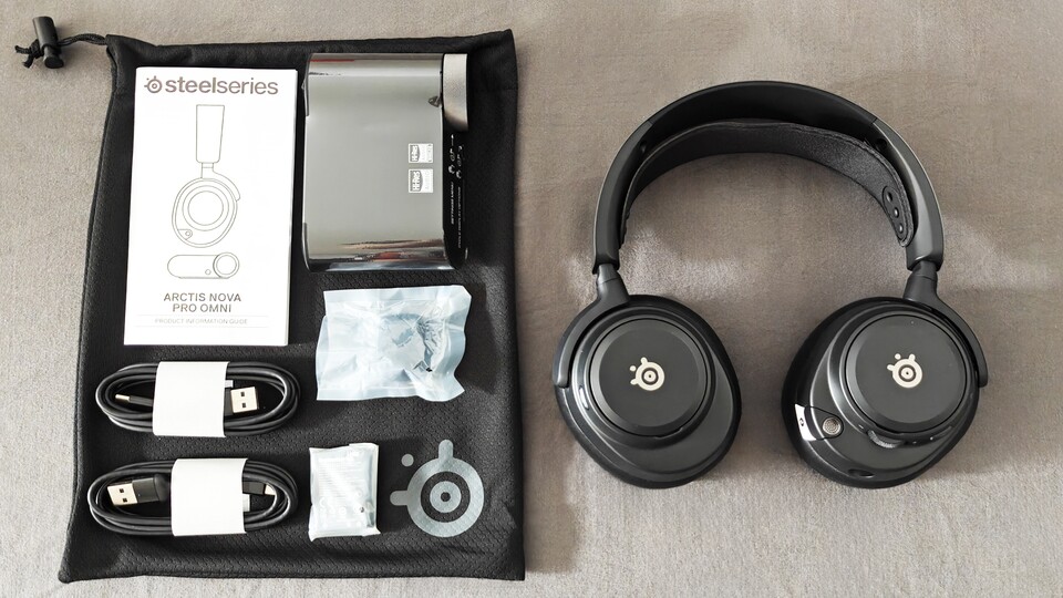 Im Lieferumfang befinden sich zwei USB-A auf USB-C-Kabel, zwei Akkus, ein Windschutz fürs Mikrofron, die Base Station und das Headset mit Transportbeutel.