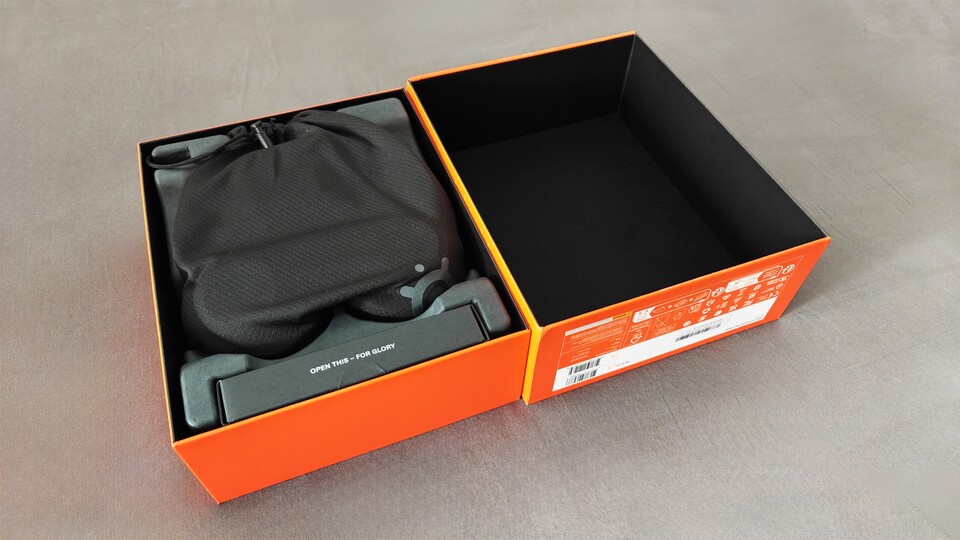 Die Schachtel fühlt sich sehr wertig an und das Headset kommt in einem praktischen Transportbeutel.