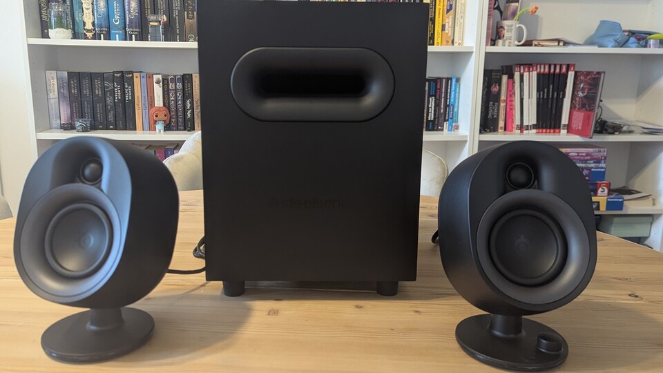 Für den Schreibtisch hat SteelSeries in meinen Augen ein passenderes Design gewählt.