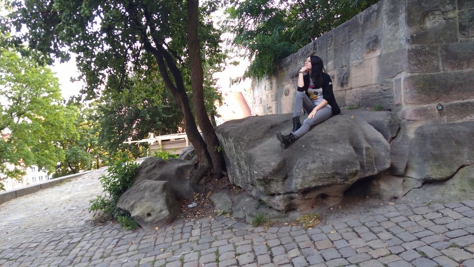 Guckt euch doch mal die Felsen und Mauer an! (Und ja, 2017 hatte ich mal eine Phase mit schwarzen Haaren)