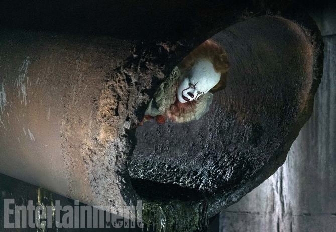 Neues Bild von Stephen Kings Es mit Bill Skarsgard als Clown Pennywise.