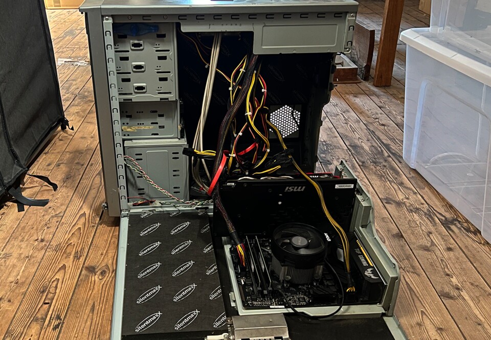 Ihr seht den Silentmaxx-Tower ST-11 Pro aus dem Jahr 2005. Dieses Modell kam erst sechs Jahre nach dem G4 auf den Markt.