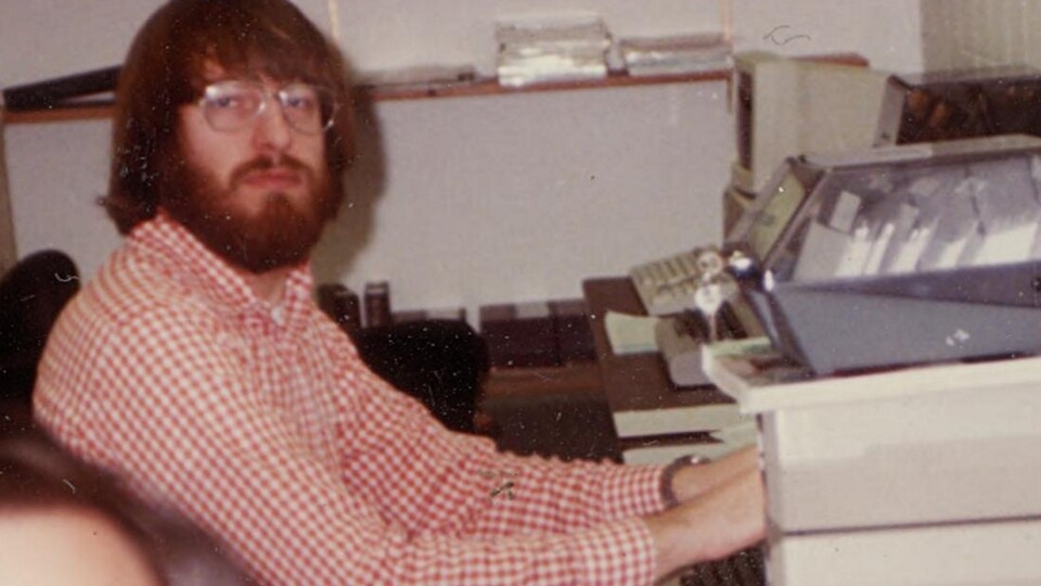 Ein Büro-Schnappschuss aus den frühen Achtzigerjahren. Steve Meretzky beginnt bei Infocom als wuscheliger Tester, bevor er mit Planetfall sein erstes Adventure schreiben darf.
