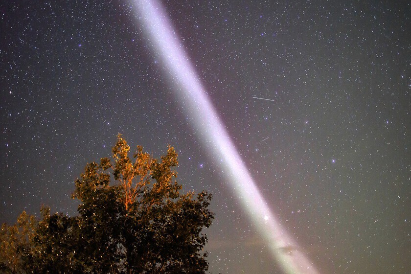 Ein Strahl 3000 Grad heißes Plasma schießt durch den Nachthimmel. Der Mensch kann sich kaum satt dran sehen. (Bild: Xataka)